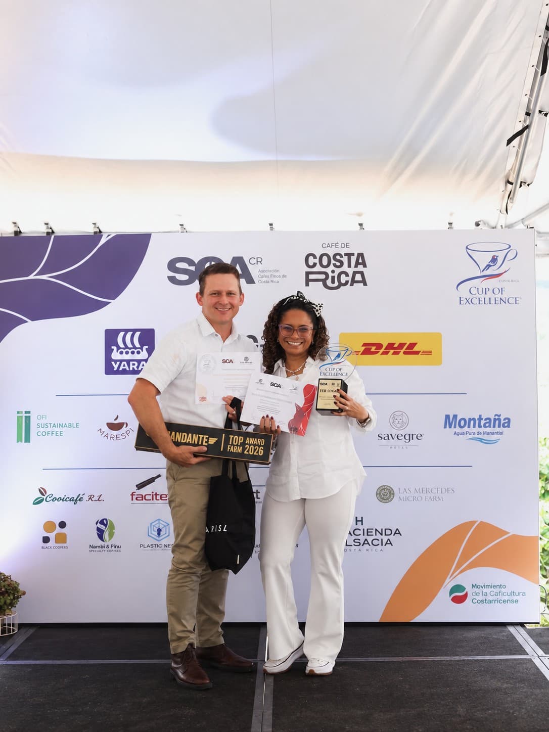 Emmanuel y su familia recibiendo el reconocimiento en la Taza de Excelencia 2026